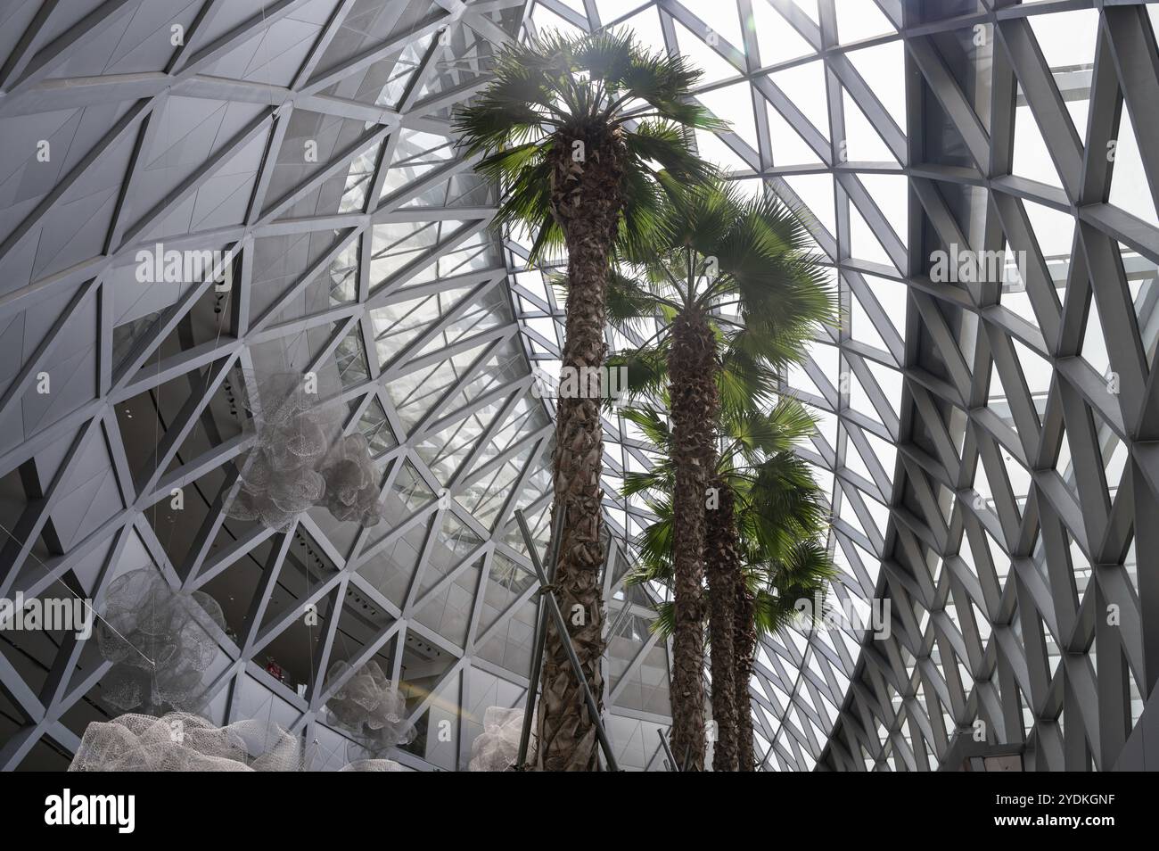 31.07.2023, Singapur, Republik Singapur, Asien, Innenansicht des modernen Jewel Terminals mit Palmen am Flughafen Singapur Changi. Juwel Chan Stockfoto