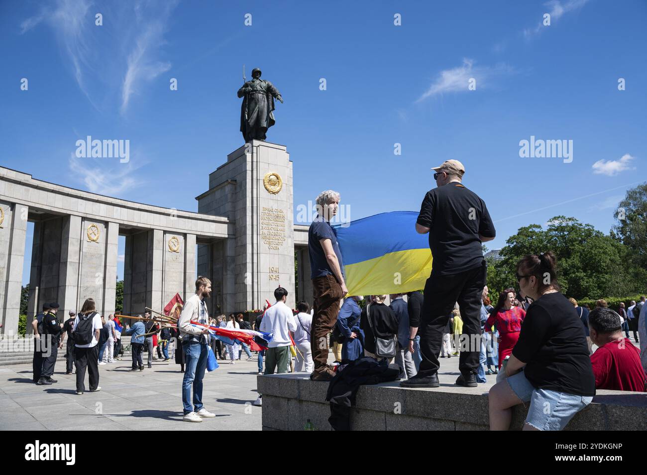 09.05.2024, Berlin, Deutschland, Europa, proukrainische Anhänger protestieren mit ukrainischer Flagge gegen den russischen Aggressionskrieg in der Ukraine, gegen Victo Stockfoto