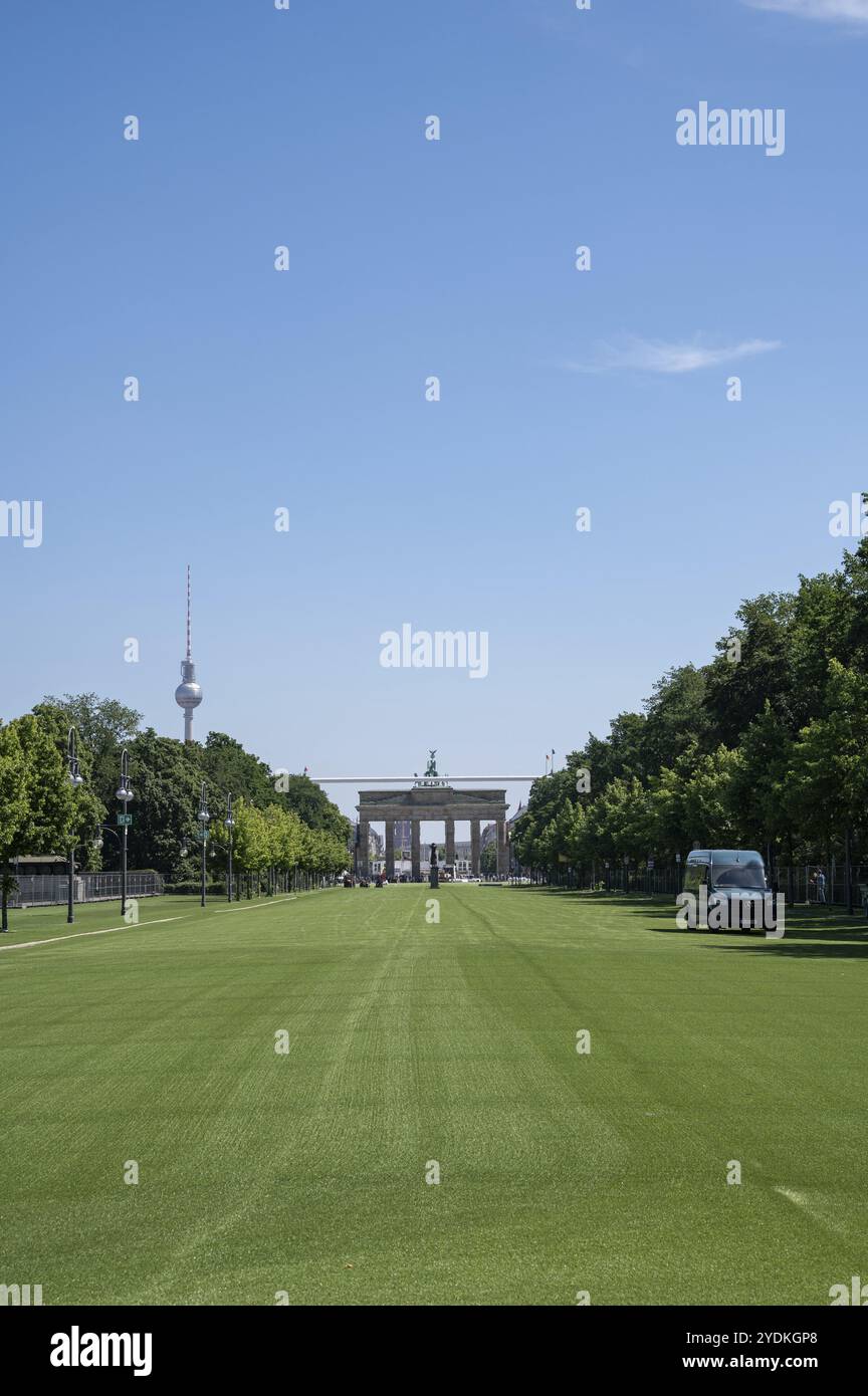 17.05.2024, Berlin, Deutschland, Europa, Grüner Kunstrasen auf der Fanmeile für die Fußball-Europameisterschaft (UEFA EURO 2024) vor dem BH Stockfoto