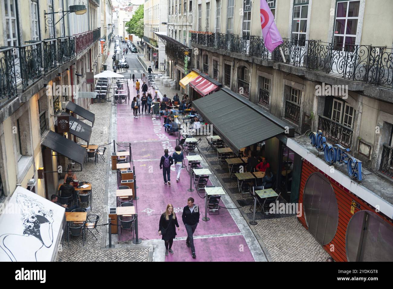 10.06.2018, Lissabon, Portugal, Europa, erhöhter Blick auf die Rua Nova do Carvalho, besser bekannt als Pink Street, eine beliebte Fußgängerzone mit Bars und cl Stockfoto