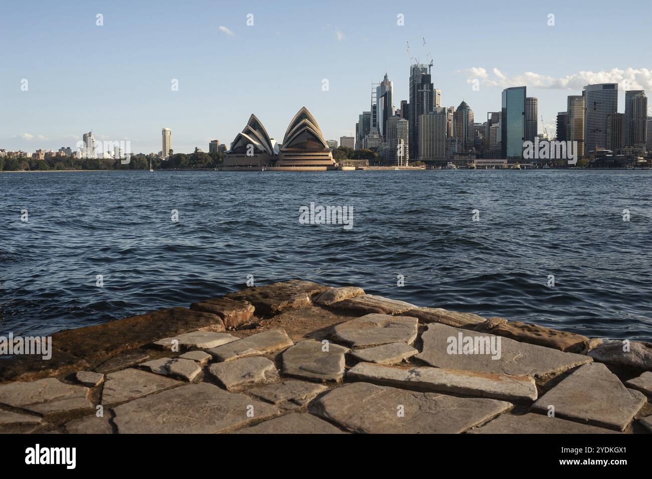 22.09.2019, Sydney, New South Wales, Australien, Blick vom Ufer in Kirribilli auf die Skyline des Geschäftsviertels und das Sydney Opera House, Stockfoto