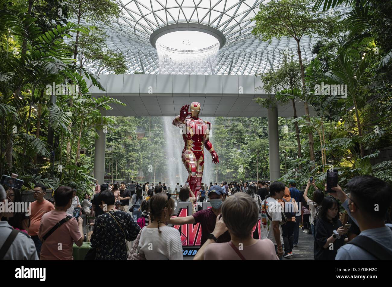 16.07.2023, Singapur, Republik Singapur, Asien, Besucher und Flugreisende im Indoor Garden des Shiseido Forest Valley mit dem Regenvorte Stockfoto