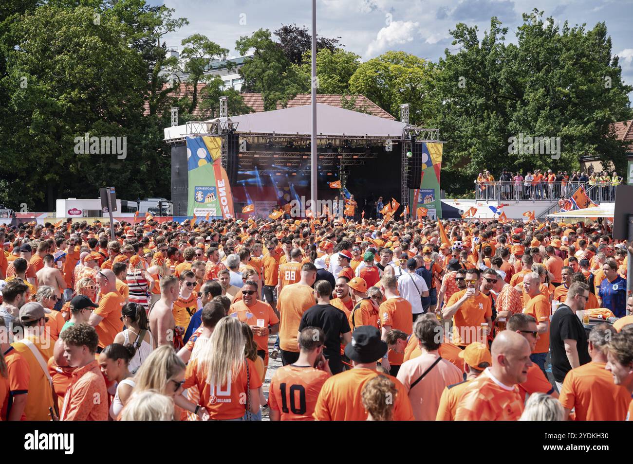 06.07.2024, Berlin, Deutschland, Europa, Fans der niederländischen Fußballnationalmannschaft treffen sich auf der Messe Nord und feiern vor der Messe Stockfoto