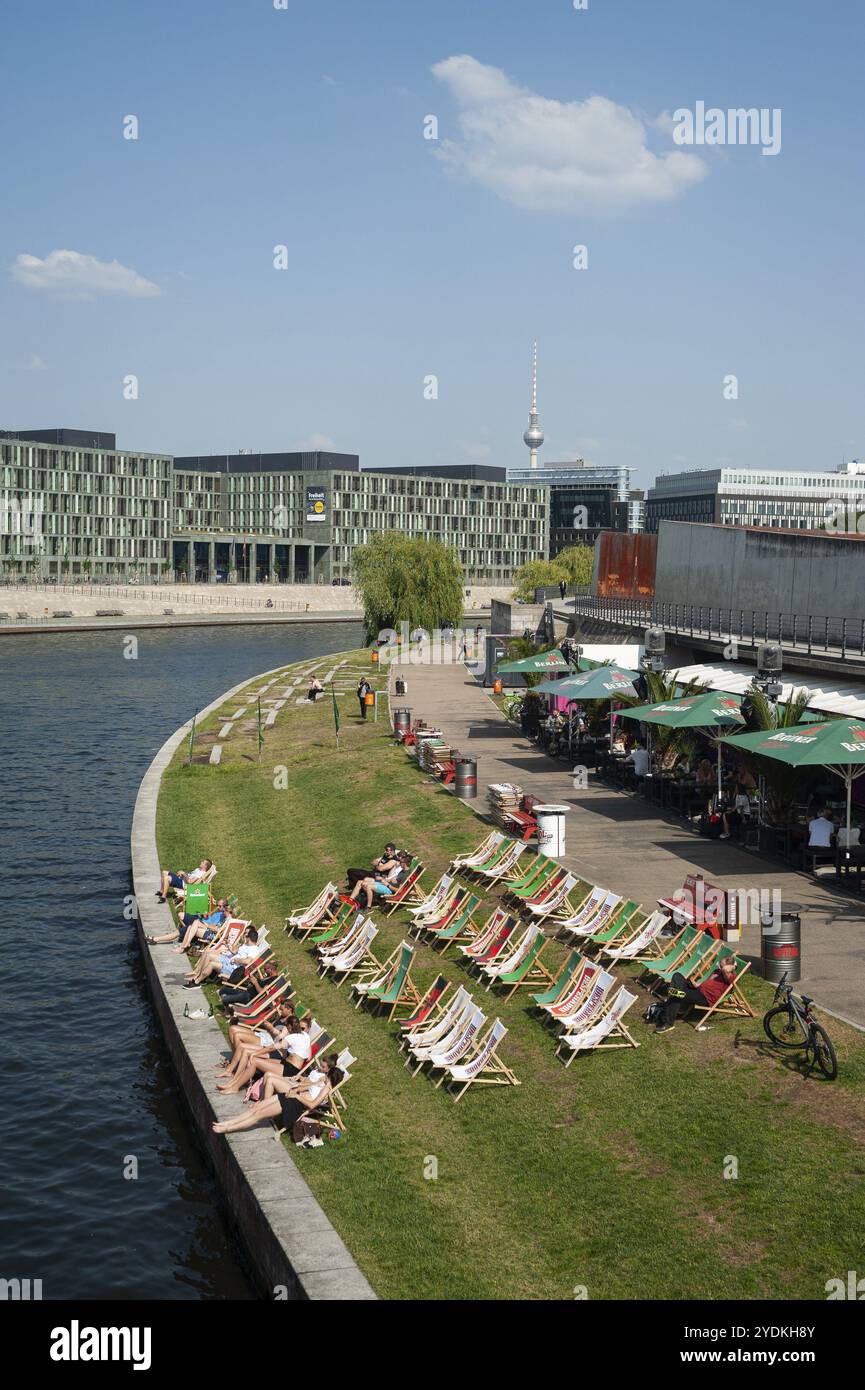 12.06.2019, Berlin, Deutschland, Europa, Capital Beach Bar am Ludwig-Erhard-Ufer entlang der Spree im Regierungsbezirk Mitte. Der Fernseher Stockfoto