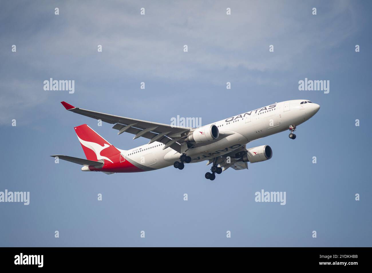 26.07.2023, Singapur, Republik Singapur, Asien, Ein Passagierflugzeug der australischen Fluggesellschaft Qantas Airways vom Typ Airbus A330-200 mit dem Stockfoto