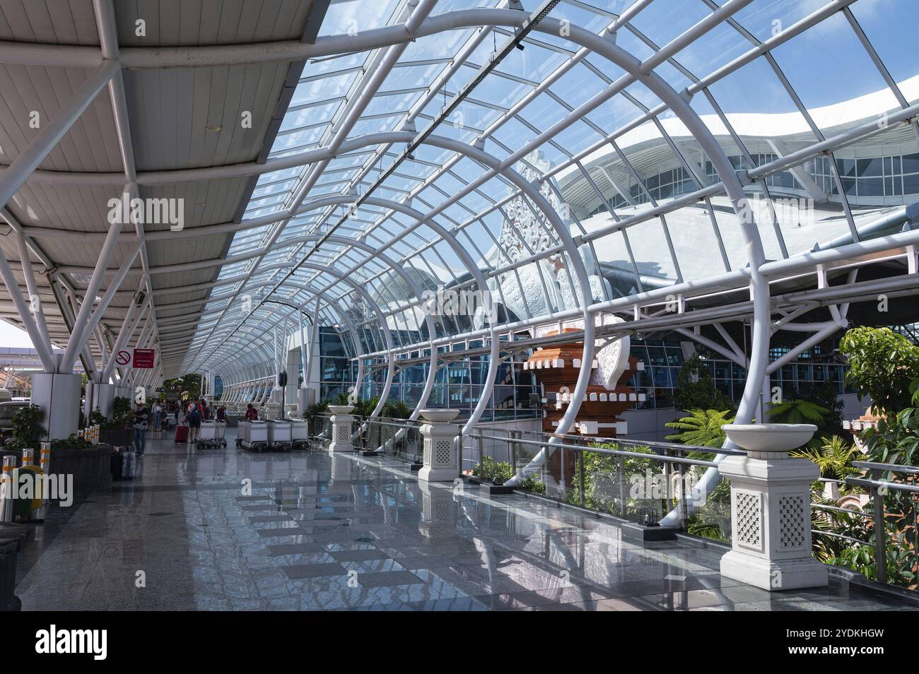 25.07.2023, Denpasar, Bali, Indonesien, Asien, Außenansicht der Abflugebene des Flughafenterminals am Ngurah Rai International Airport, Asien Stockfoto