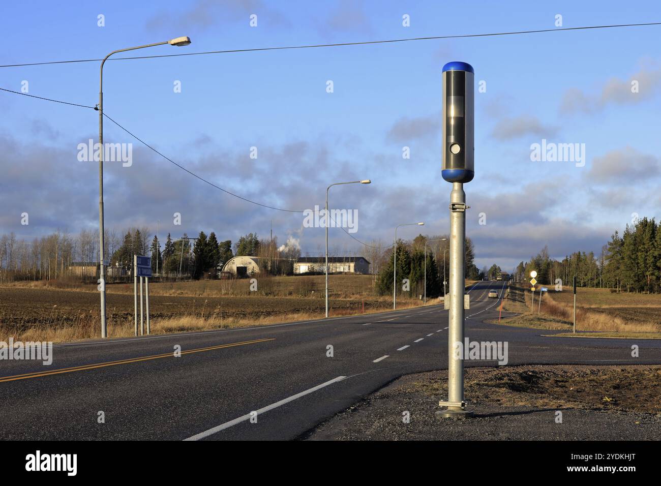 Neue Radarkamera und langsamer Verkehr an einem sonnigen Wintertag in Südfinnland Stockfoto