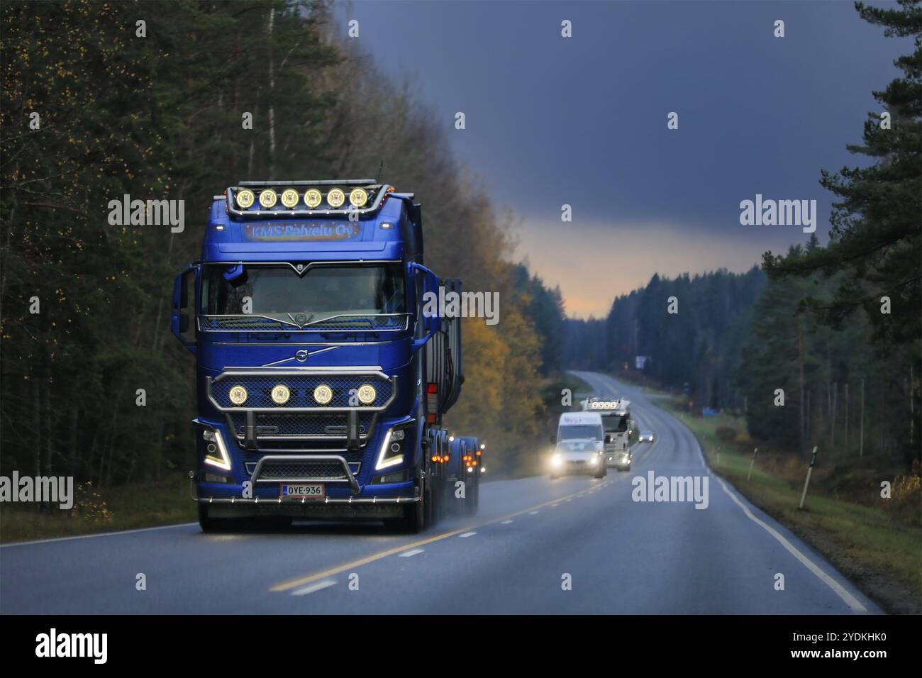 Wunderschöner blauer Volvo FH Kipper von KMS-Palvelu Oy, der an einem regnerischen Herbsttag in der Abenddämmerung im Autobahnverkehr fährt. Salo, Finnland. 30. Oktober 2020 Stockfoto