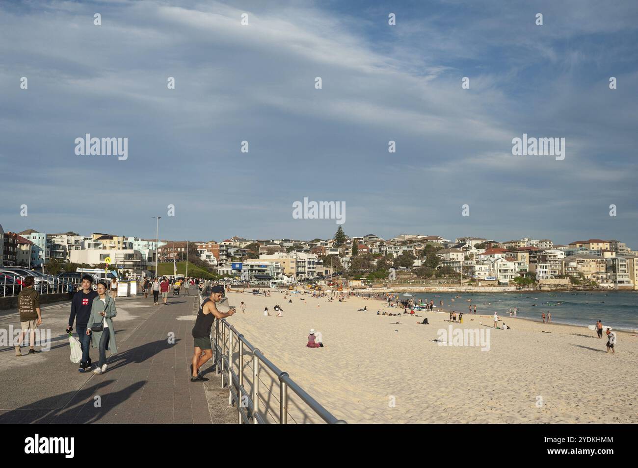 27.09.2019, Sydney, New South Wales, Australien, Menschen auf der Promenade und im Sand am berühmten Bondi Beach, Ozeanien Stockfoto