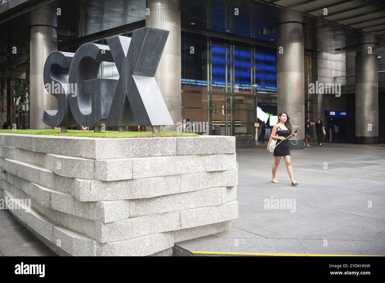 17.01.2020, Singapur, Republik Singapur, Asien, Eine Frau geht am Logo vorbei vor dem Gebäude des SGX Centre, dem Börsenplatz im Stockfoto