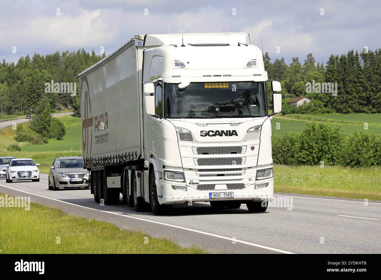 Der weiße Lkw Scania R500 zieht im Sommer auf der Autobahn 52 den Auflieger Ahola Transport mit Vorhang. Salo, Finnland. 23. Juni 2022 Stockfoto