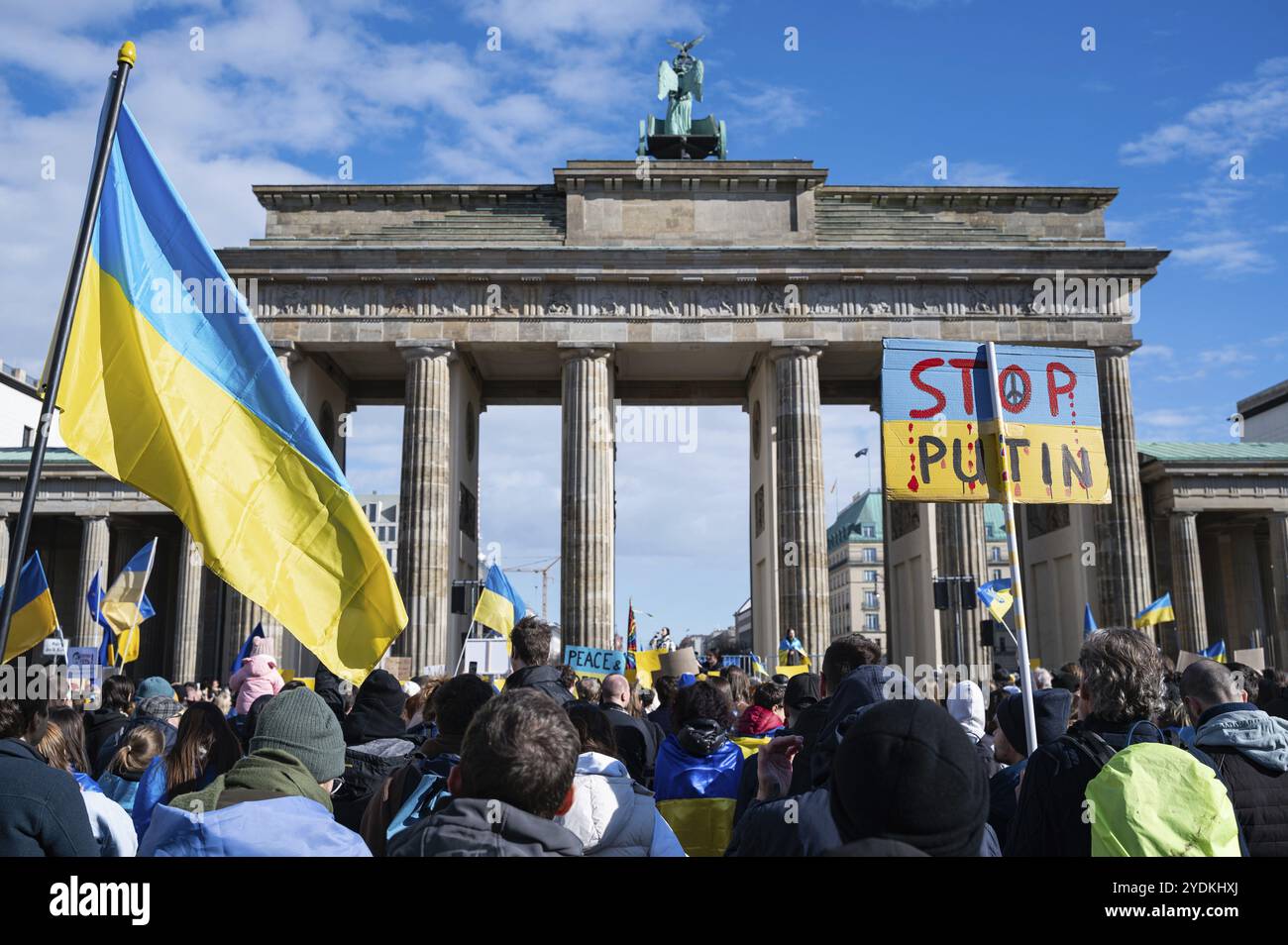 24.02.2024, Berlin, Deutschland, Europa, rund 2000 Menschen nehmen an einer friedlichen proukrainischen Protestkundgebung zum zweiten Jahrestag der Ruß Teil Stockfoto