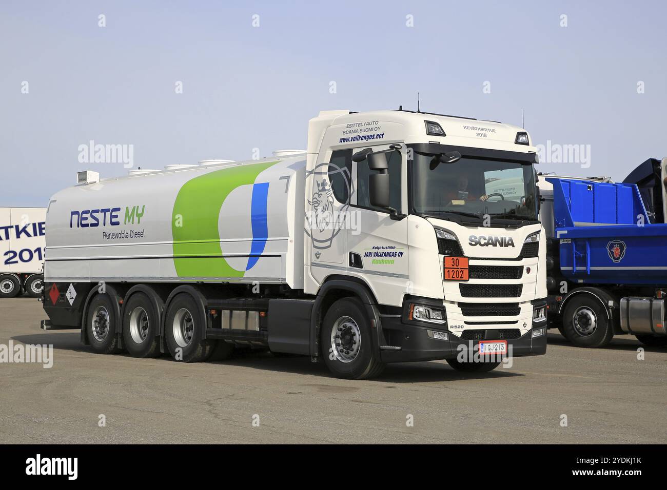 LIETO, FINNLAND, 12. APRIL 2018: Weißer neuer Scania R520 B8x4 Tankwagen für Neste MY Renewable Diesel auf Scania Tour 2018 in Turku Stockfoto