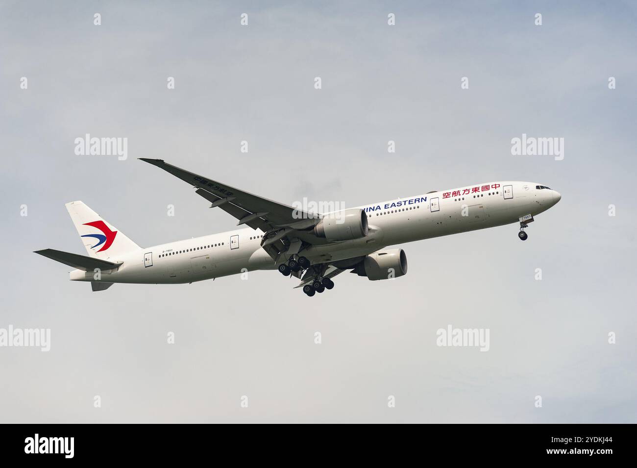 15.07.2023, Singapur, Republik Singapur, Asien, Ein Passagierflugzeug der China Eastern Airlines Boeing 777-300ER, Eintragungszeichen B-7883, bei Anflug Stockfoto