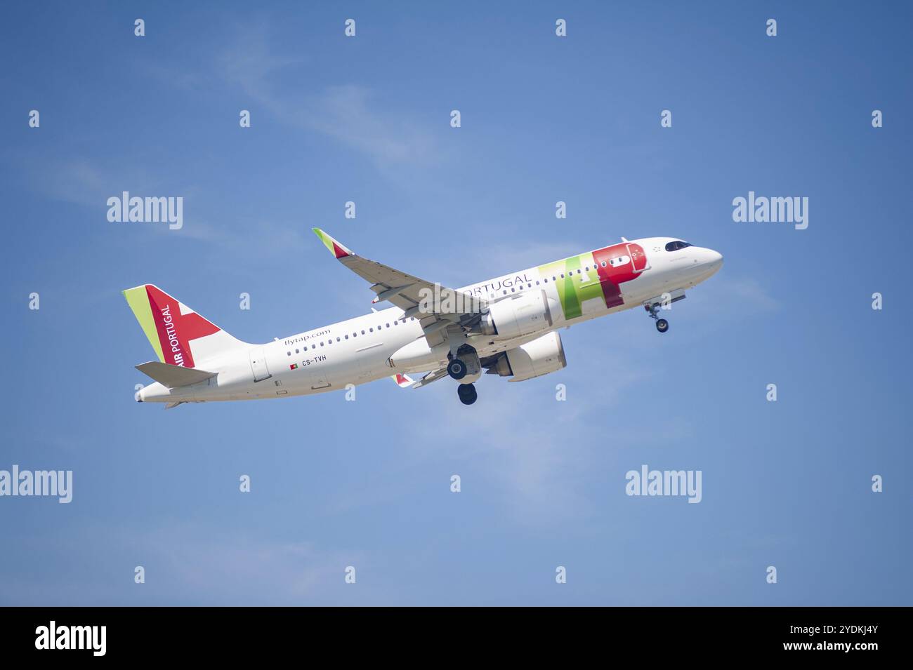 13.05.2024, Berlin, Deutschland, Europa, ein Passagierflugzeug des Typs Airbus A320-251N der TAP Air Portugal mit der Registrierung CS-TVH, das von Berlin br Stockfoto