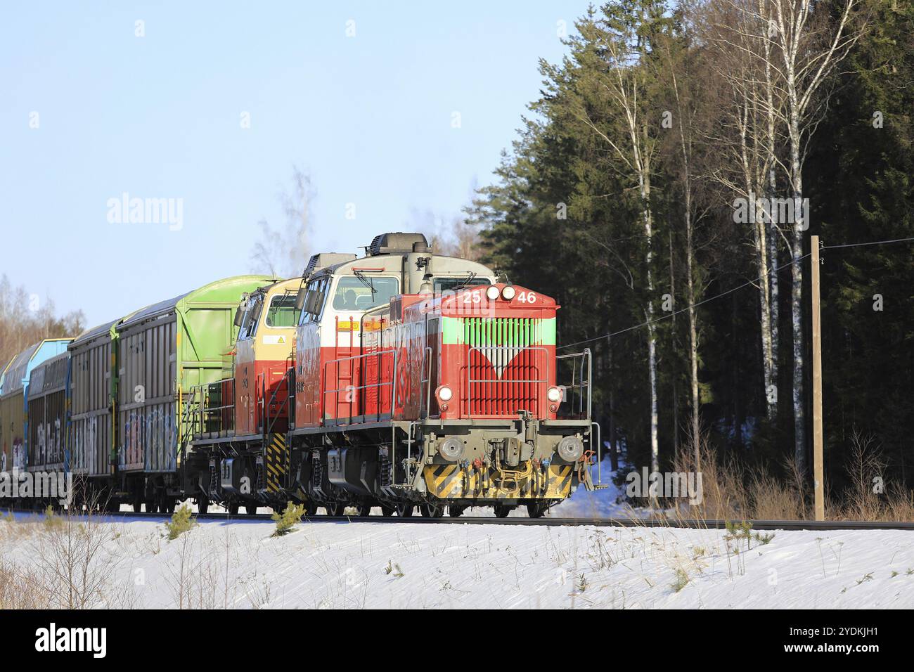 Zwei Dieselmotoren vor dem Güterzug mit hoher Geschwindigkeit an einem sonnigen Wintertag in Raasepori, Finnland, 16. März 2018, Europa Stockfoto