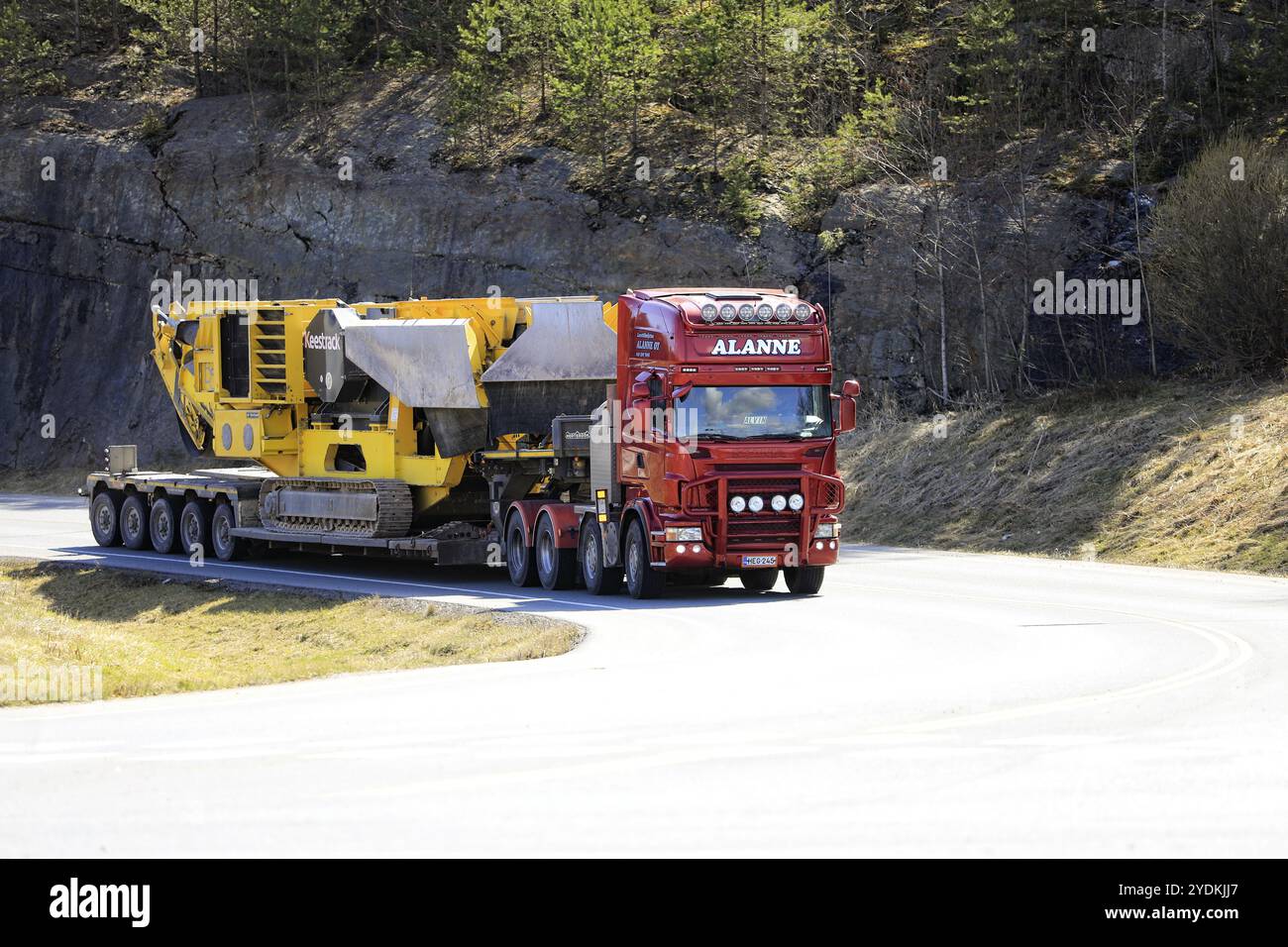 Red Scania Truck Lavettikuljetus Alanne Oy zieht Keestrack B5 Backenbrecher auf Tieflader-Auflieger. Breite Last. Forssa, Finnland. April 2021 Stockfoto