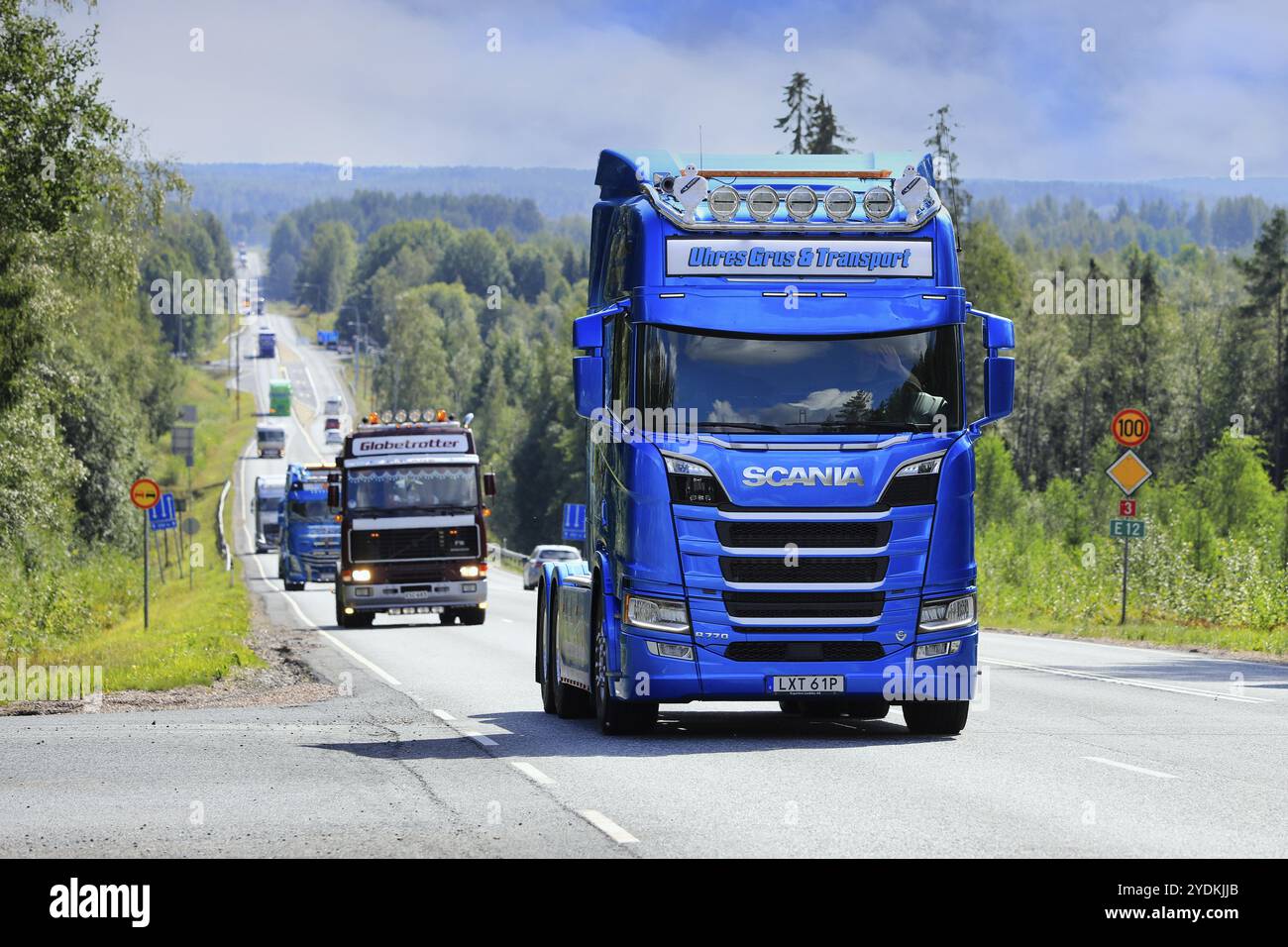 Blue Scania R770 Lkw und Auflieger Uhres Grus och Transport im Lastwagen Konvoi zur Power Truck Show 2021. Ikaalinen, Finnland. August 2021 Stockfoto