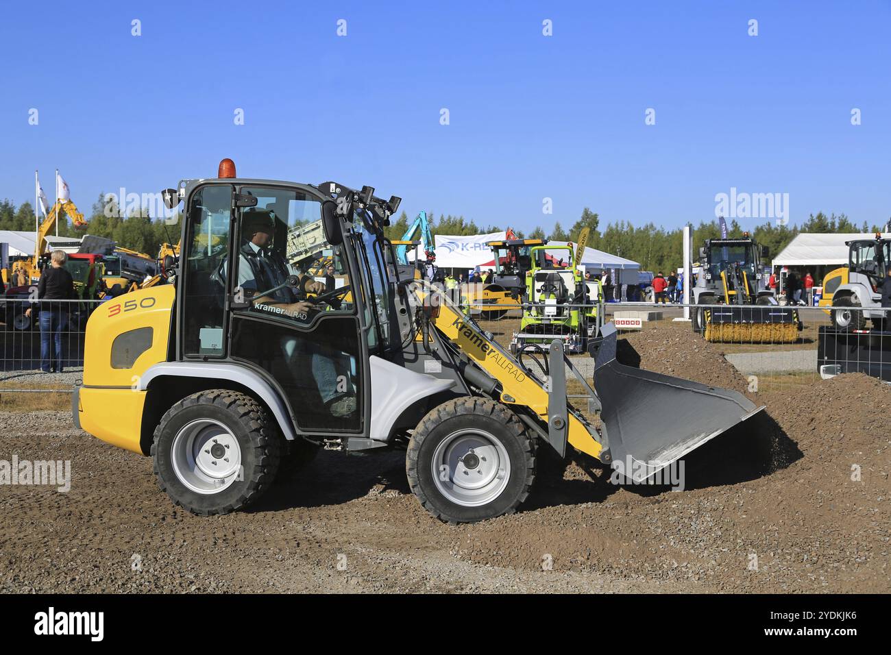 HYVINKAA, FINNLAND, 11. SEPTEMBER 2015: Unnamed man demonstriert Kramer Allrad 350 Kompakt-Radlader auf der MAXPO 2015 Stockfoto