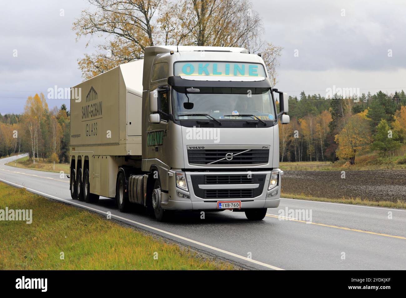 Der Silver Volvo FH Truck von Okline Oy zieht an einem Herbsttag den Glasanhänger Saint-Gobain entlang der Landstraße. Salo, Finnland. Oktober 2019 Stockfoto