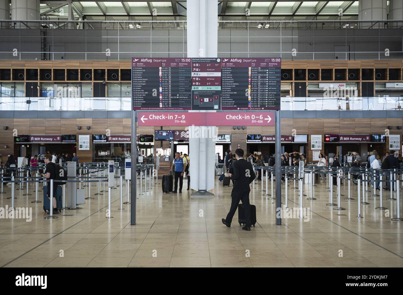 04.06.2023, Berlin, Deutschland, Europa, ein Innenfoto zeigt Fluggäste im Terminal 1 des Berlin-Brandenburg International Airport BER, Europa Stockfoto