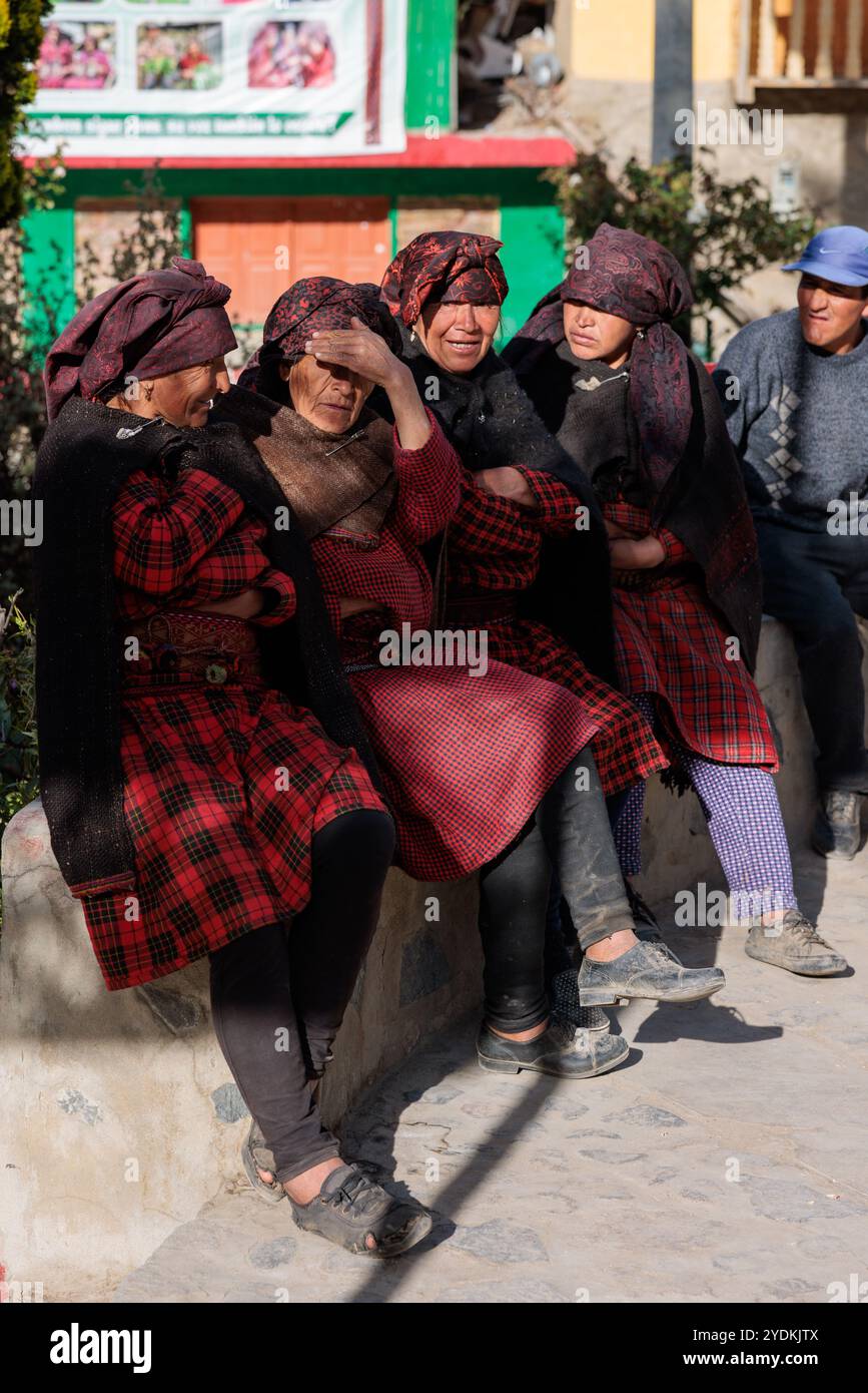 Peru - Tupe, 23. Oktober 2022: Eine Gruppe von Frauen in traditioneller Kleidung versammelt sich auf dem Tupe's plaza, eingebettet in die peruanischen Berge, um die Einheimischen zu feiern Stockfoto