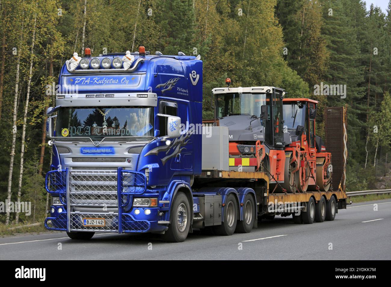 ORIVESI, FINNLAND, 1. SEPTEMBER 2016: Scania V8 von PTA-Kuljetus transportiert Baustellenausrüstung entlang der herbstlichen Straße in Finnland Stockfoto