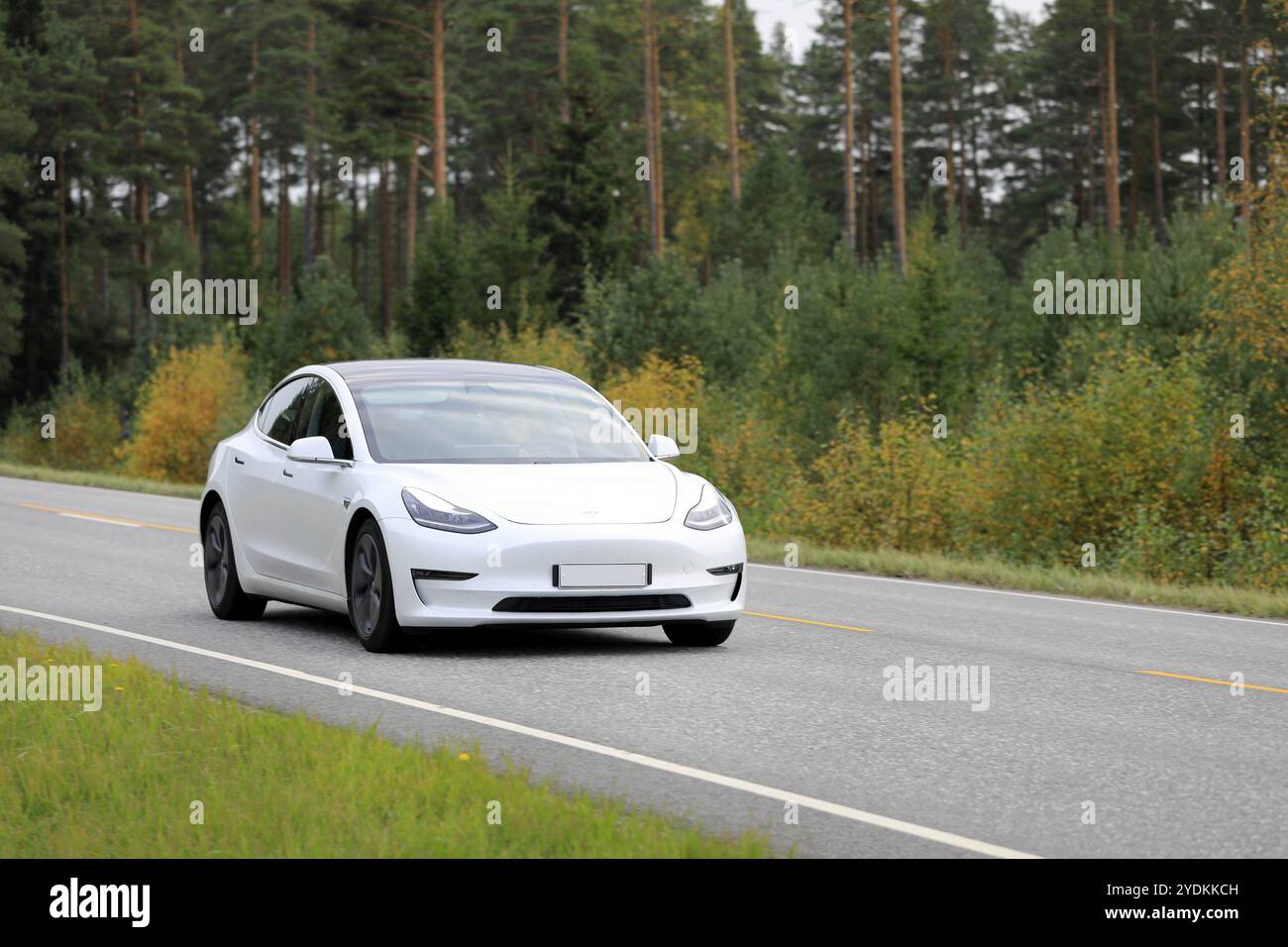 Weißes Tesla Model 3 Elektroauto auf Landautobahn an einem Herbsttag. Salo, Finnland. September 2020 Stockfoto