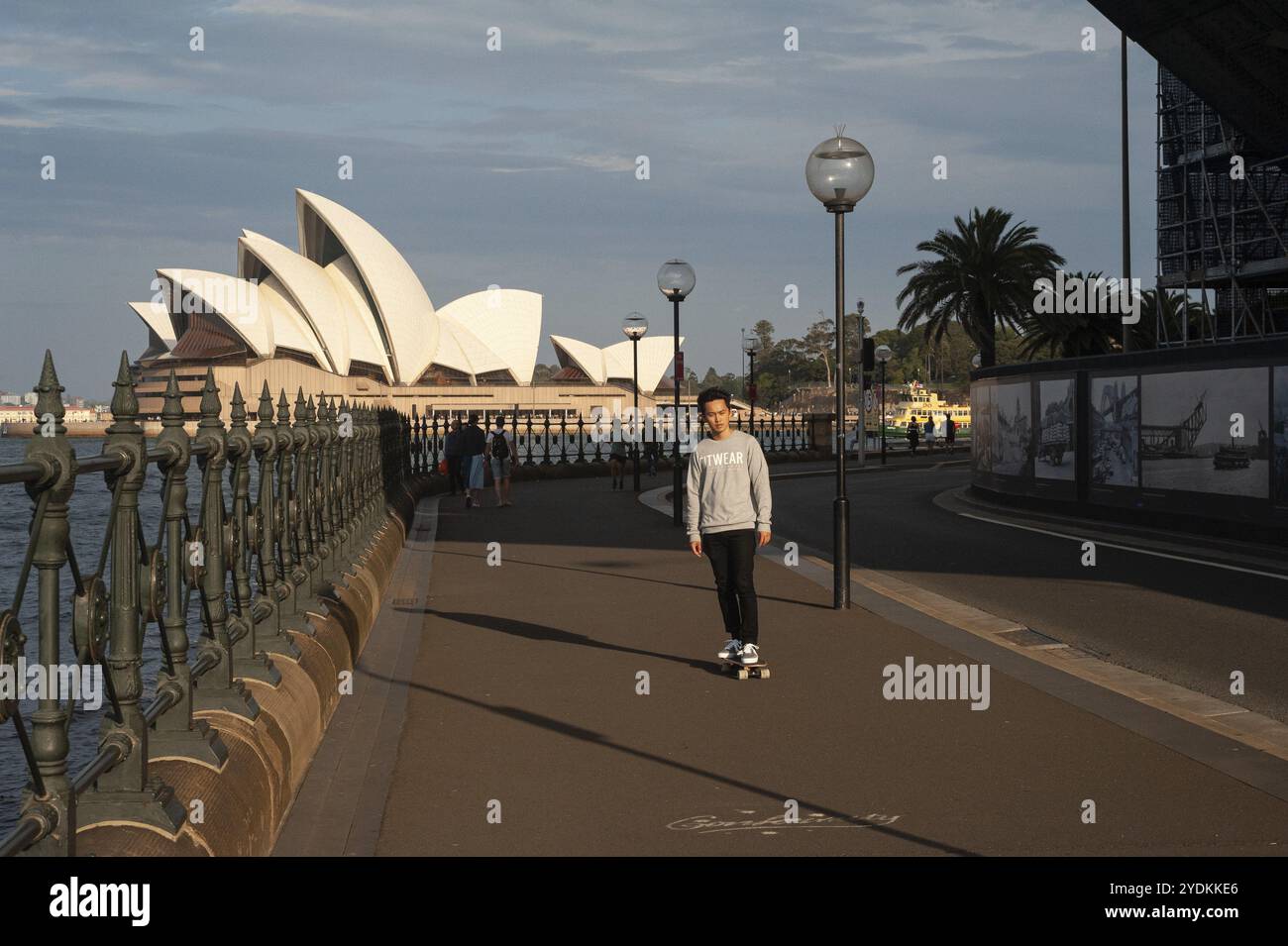 21.09.2019, Sydney, New South Wales, Australien, Ein junger Mann, der am Hafenufer Skateboarden mit dem Sydney Opera House im Hintergrund, Ozeanien Stockfoto