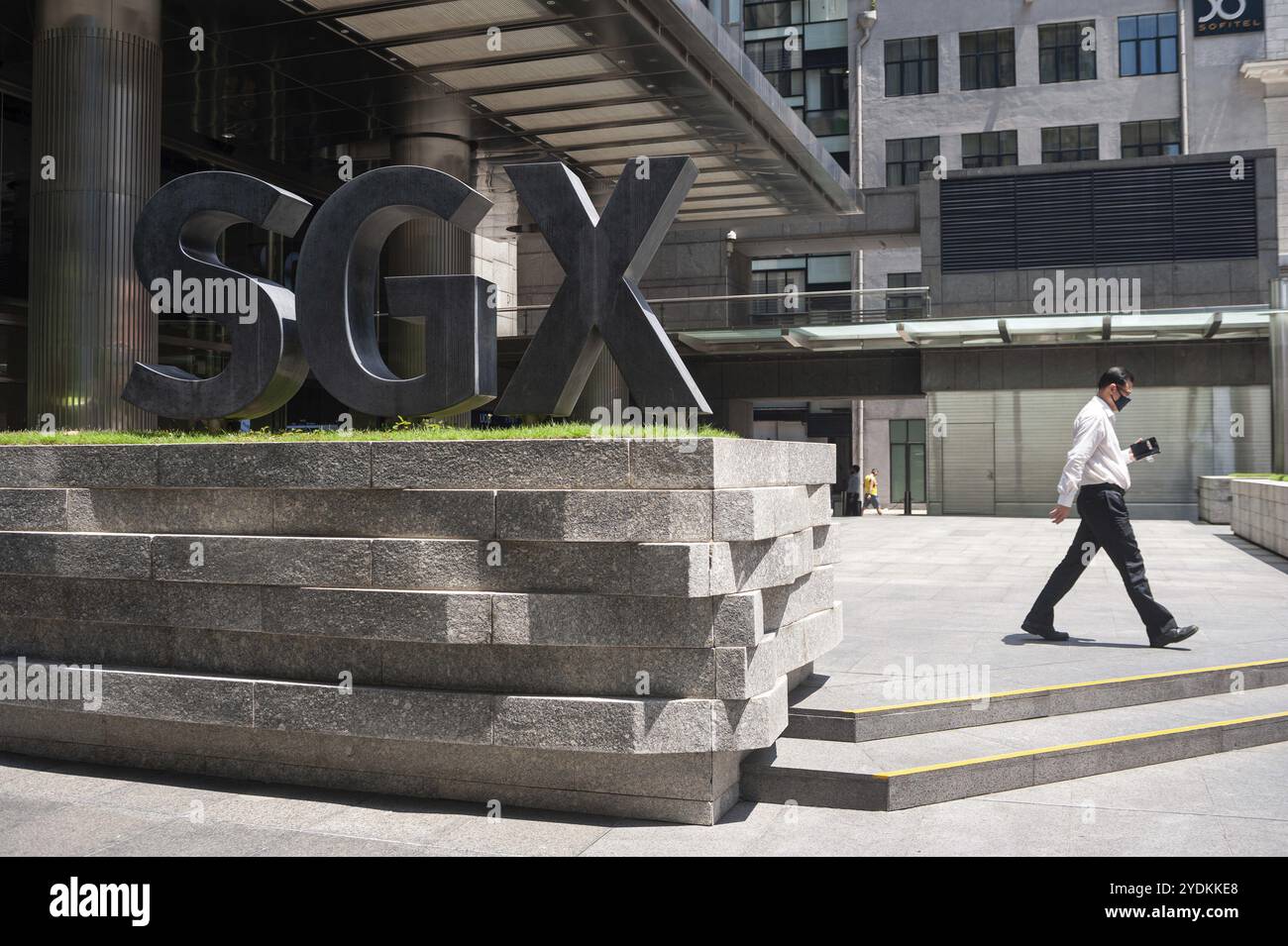 05.05.2020, Singapur, Republik Singapur, Asien, Ein Mann geht an dem Logo vorbei, vor dem Gebäude des SGX-Zentrums, der Börse im Geschäft Stockfoto