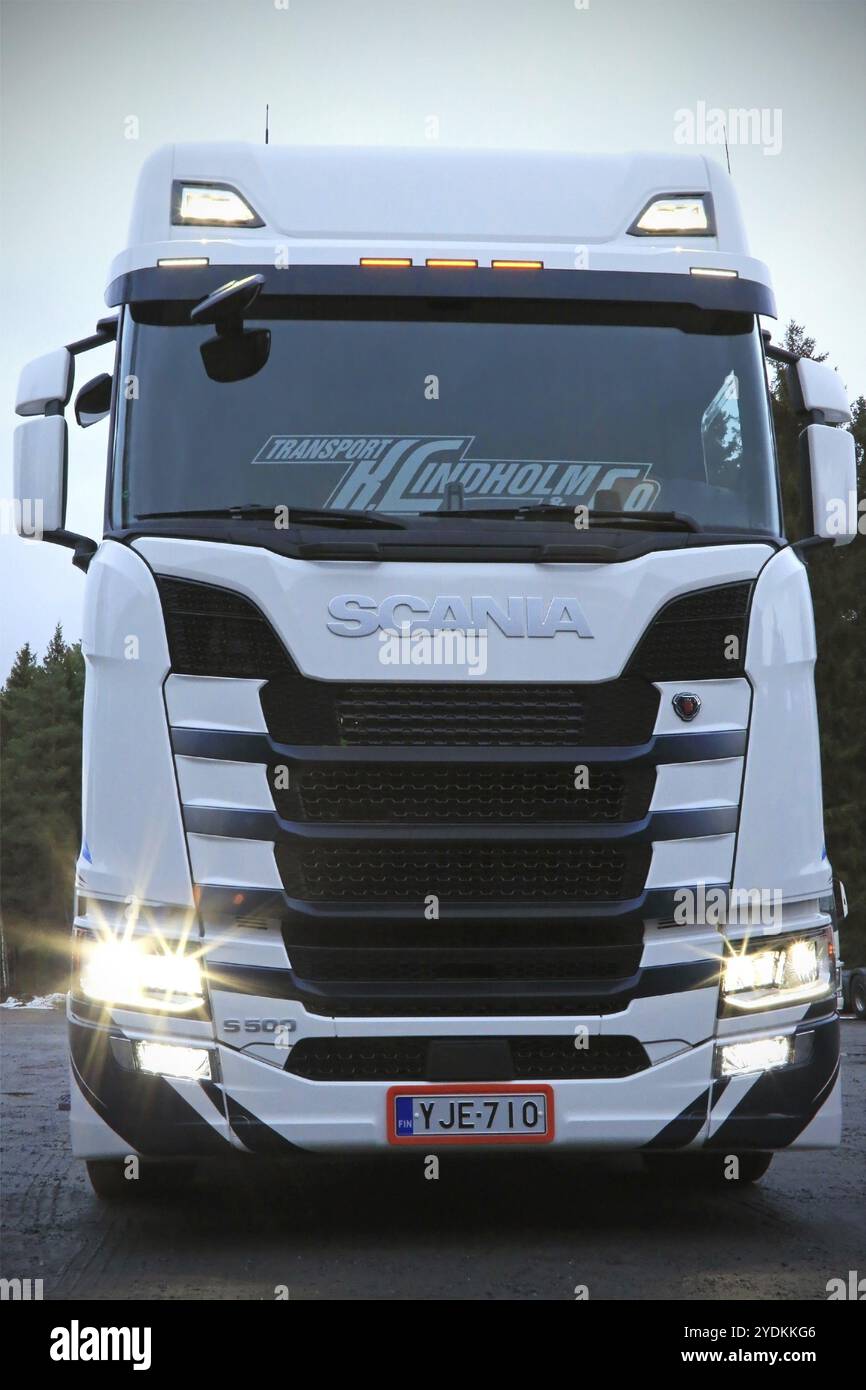 RASEBORG, FINNLAND, 19. NOVEMBER 2016: Vorderansicht des Scania S500 der nächsten Generation von Transport K Lindholm & Co. Mit glänzenden Scheinwerfern auf einem Hof. Die Ras Stockfoto