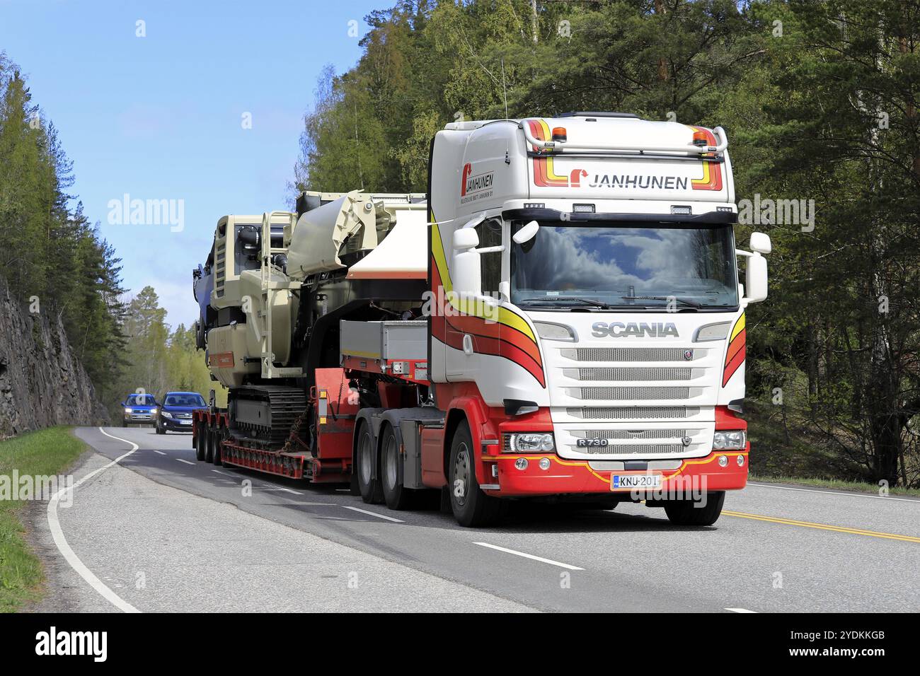 Salo, Finnland, 3. Mai 2019: Der Scania R730 Lkw von Janhunen transportiert die mobile Brech- und Siebanlage Metso Lokotrack LT1213S auf Tieflader, Europa Stockfoto