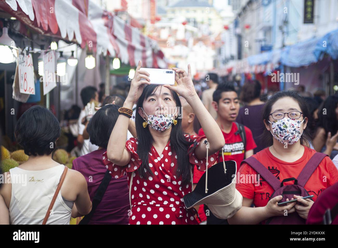 24.01.2020, Singapur, Republik Singapur, Asien, Menschen mit Gesichtsmasken schlendern durch einen belebten Straßenbasar im Stadtteil Chinatown, der Tak Stockfoto