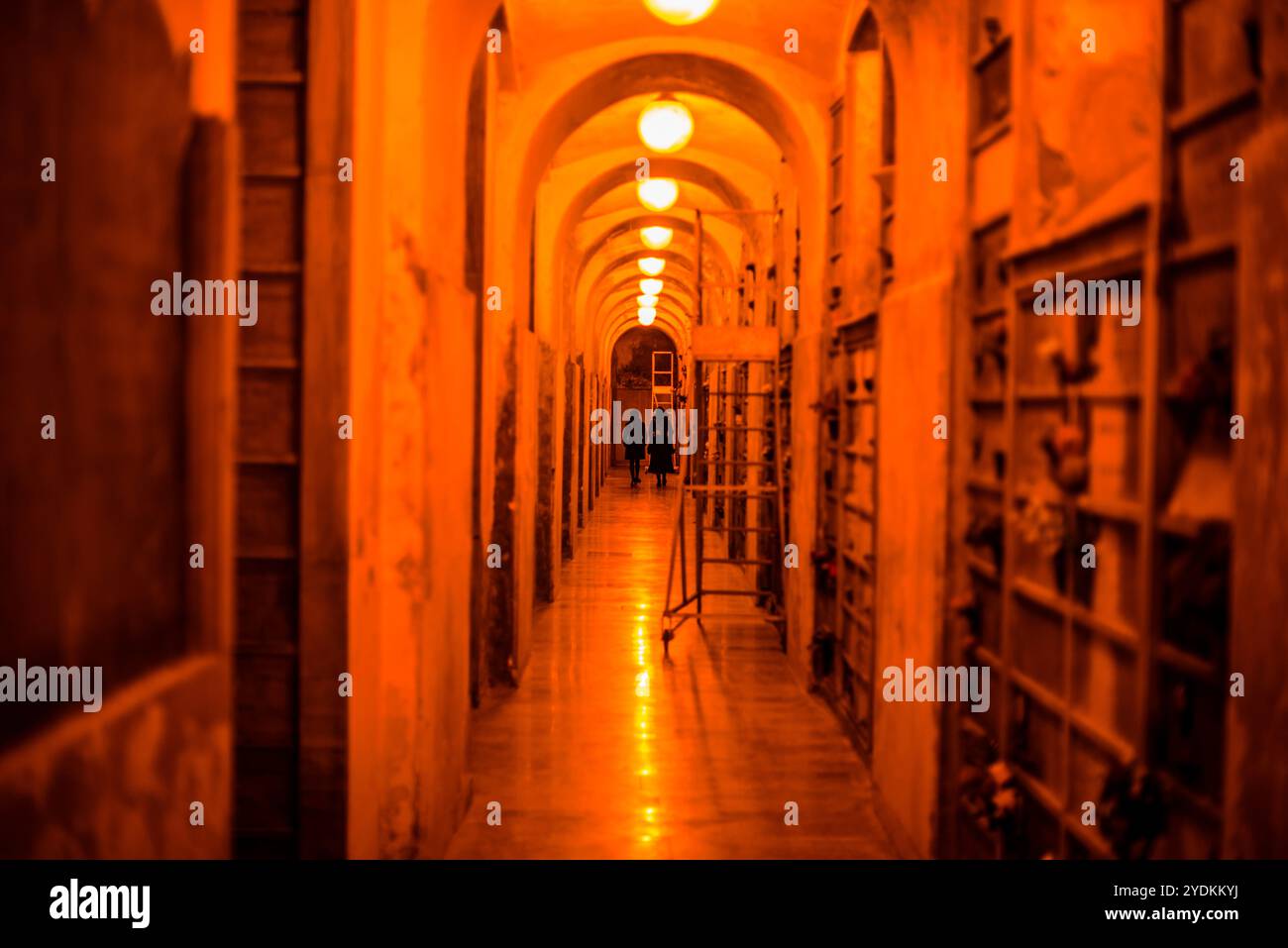 Innenansicht eines Korridors mit sanften gelben und orangen Lichtern auf einem Friedhof Stockfoto