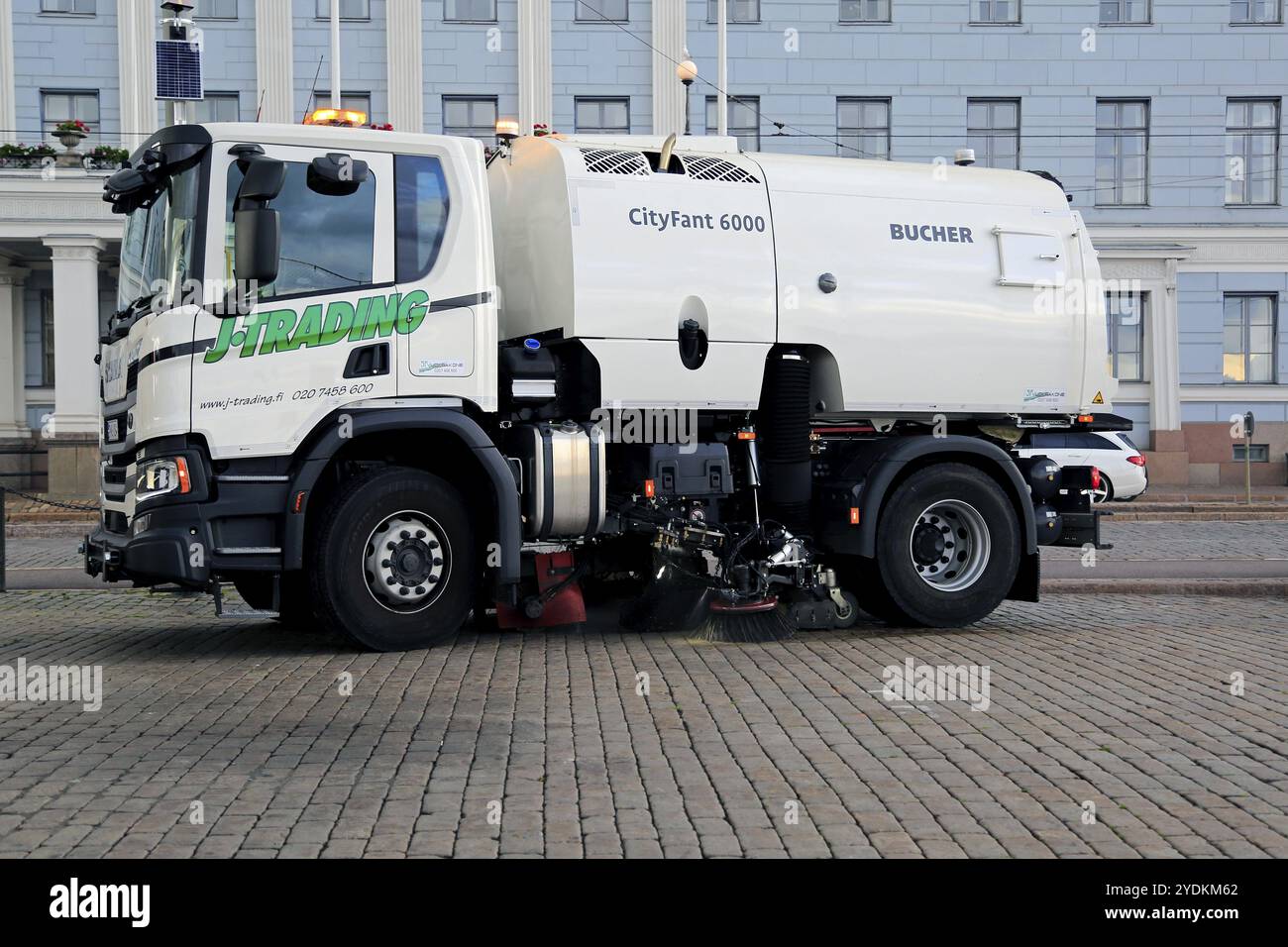 Helsinki, Finnland. Juli 2019. Die nächste Generation Scania P320-Kehrmaschine Buchner Cityfant 6000 von J-Trading reinigt den Helsinki Market Square Stockfoto