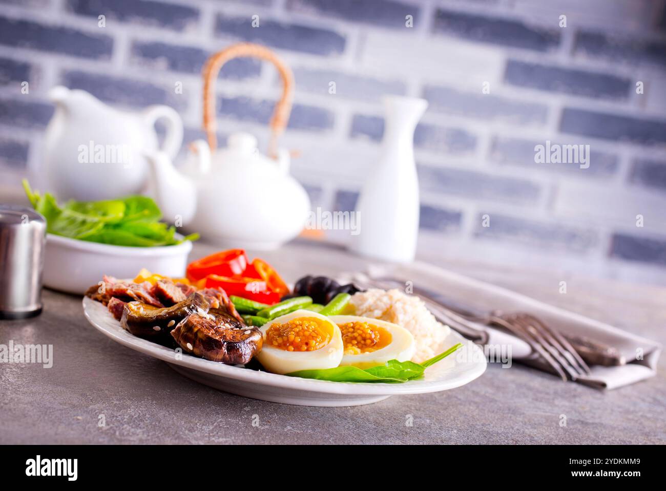 Frisches Frühstück, gekochte Eier mit Reisfleisch und Gemüse auf Teller Stockfoto