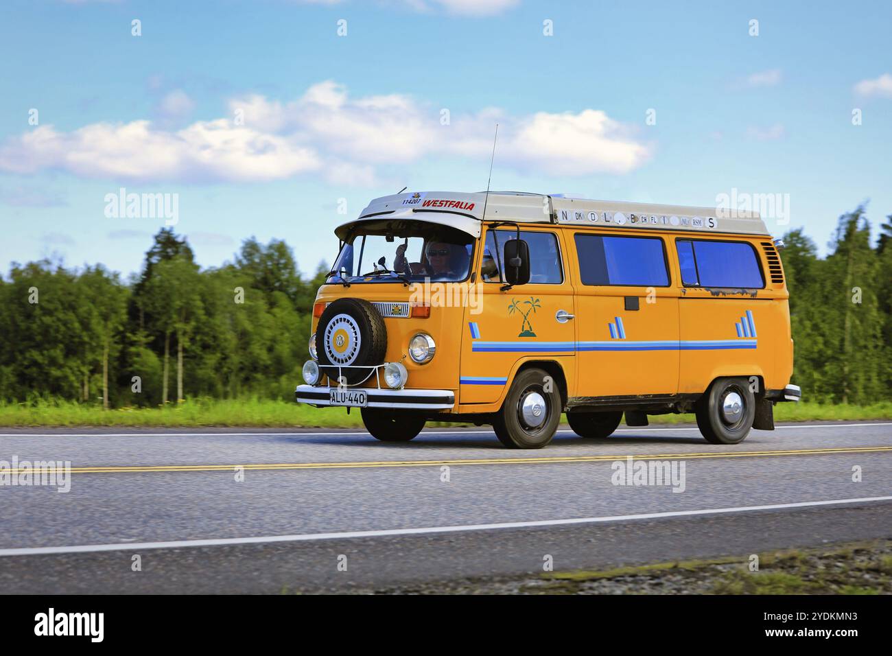 Klassischer gelber Volkswagen Westfalia Wohnmobil mit Geschwindigkeit auf der Autobahn 2 an einem schönen Sommertag. Forssa, Finnland. 31. Juli 2020 Stockfoto