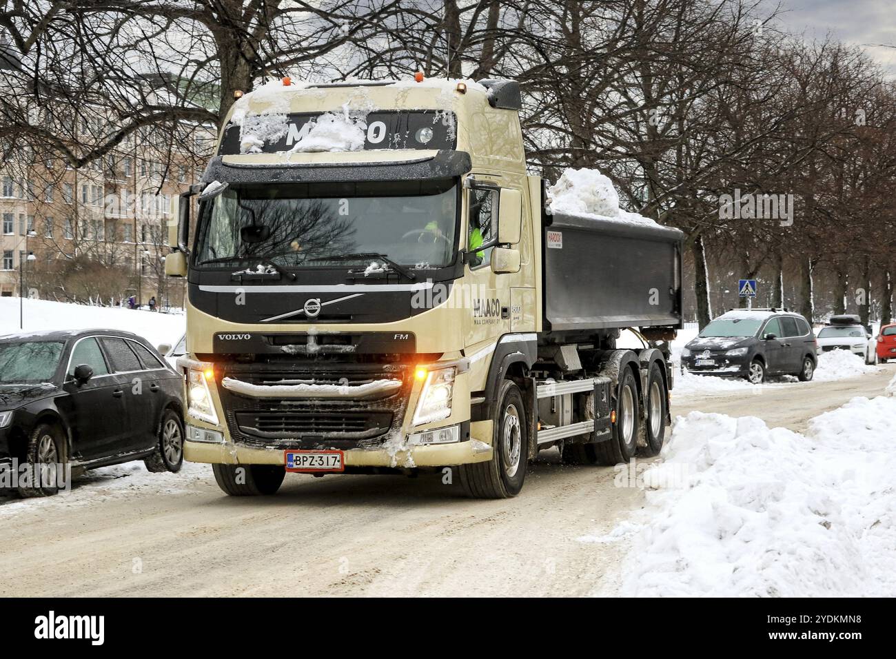 Der Volvo FM Kipper transportiert den Schnee von der Straße zu einer Schneemängelanlage in der Stadt. Helsinki, Finnland. Januar 2021 Stockfoto