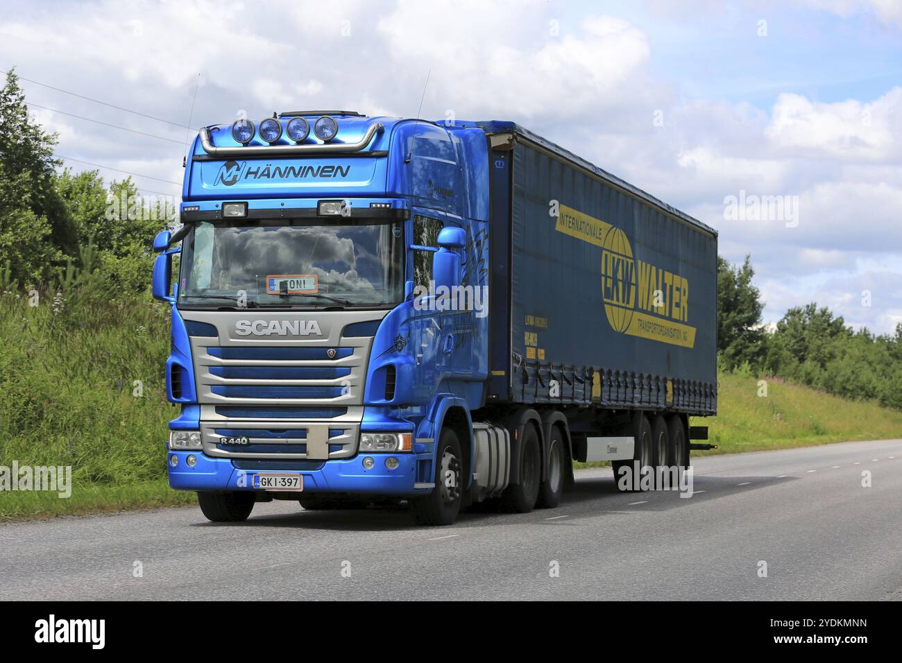 SALO, FINNLAND, 8. JULI 2016: Der blaue Scania R440 Sattelzugwagen von Kuljetusliike Markus Hanninen fährt einen Lastenanhänger entlang der Straße auf einem wunderschönen Gelände Stockfoto