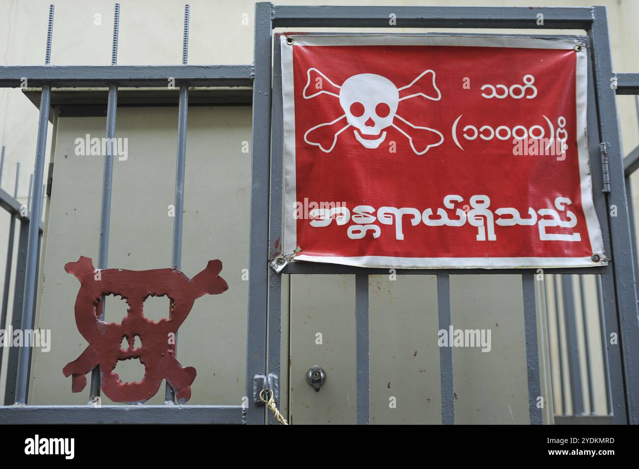 23.09.2013, Yangon, Myanmar, Asien, Ein Warnschild mit einem Schädel- und Kreuzknochensymbol warnt vor der Gefahr von Hochspannung, Asien Stockfoto