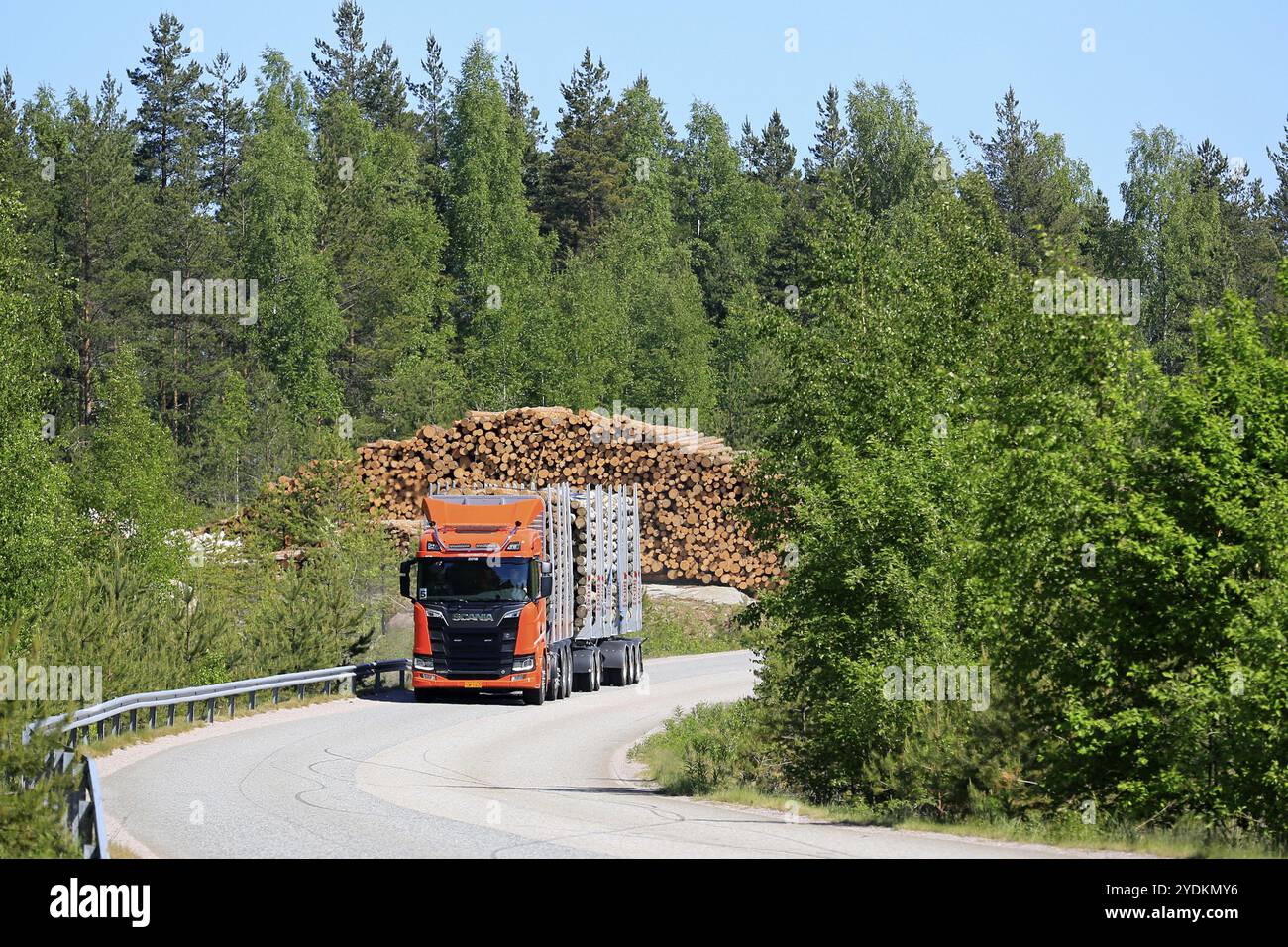 Orange Scania R650 LKW auf Probefahrt auf Landstraße durch den Frühlingswald während Scania Tour 2018 in Lohja, Finnland, 25. Mai 2018, Europa Stockfoto