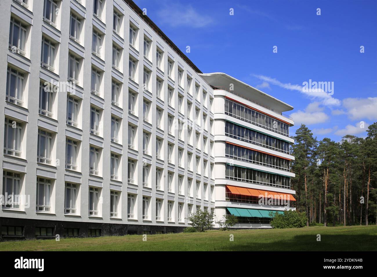 Paimio Sanatorium, entworfen von dem finnischen Architekten Alvar Aalto und fertiggestellt 1933 an einem sonnigen Sommertag. Paimio, Finnland. Juni 2019 Stockfoto