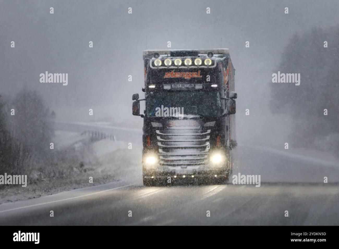 Der maßgeschneiderte Scania Truck von Stengel LT zieht im Winter den Anhänger entlang der finnischen Nationalstraße 52. Salo, Finnland. November 2019 Stockfoto