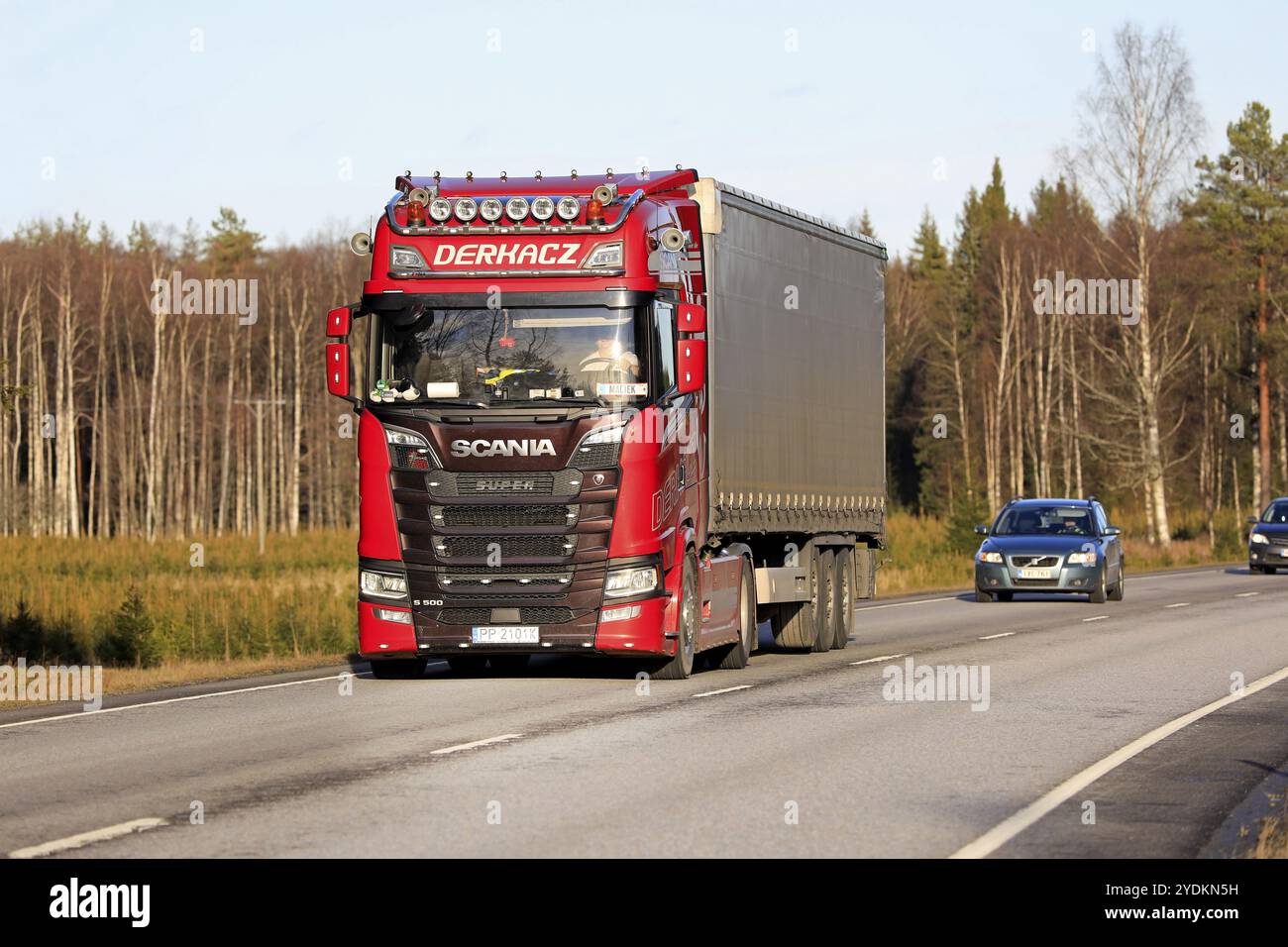 Der Super Scania S500 Truck Derkacz aus Polen transportiert Güter auf der Autobahn 25 in Richtung Hafen von Hanko. Raasepori, Finnland. Februar 2020 Stockfoto