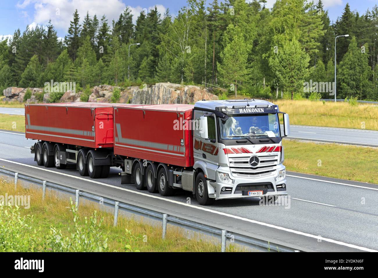 Mercedes-Benz Actros Truck von Haikonen zieht an einem Sommertag einen Trichter-Anhänger entlang der Autobahn. Salo, Finnland. Juli 2020 Stockfoto