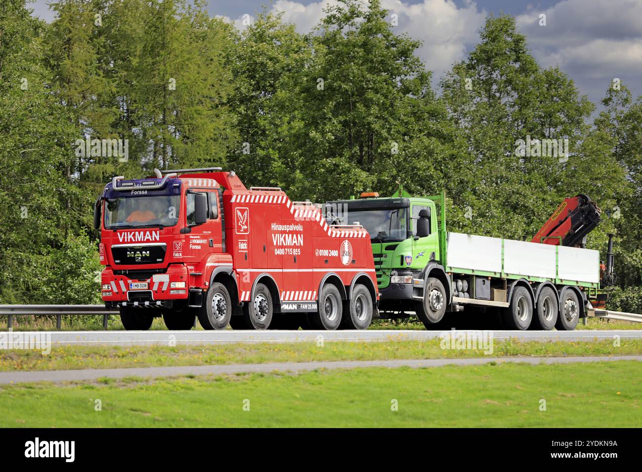 Kranwagen, der von einem schweren Abschleppwagen MAN TGS 41,440 von Hinauspalvelu J Vikman Ky auf der Autobahn 2 gezogen wird. Forssa, Finnland. August 2020 Stockfoto