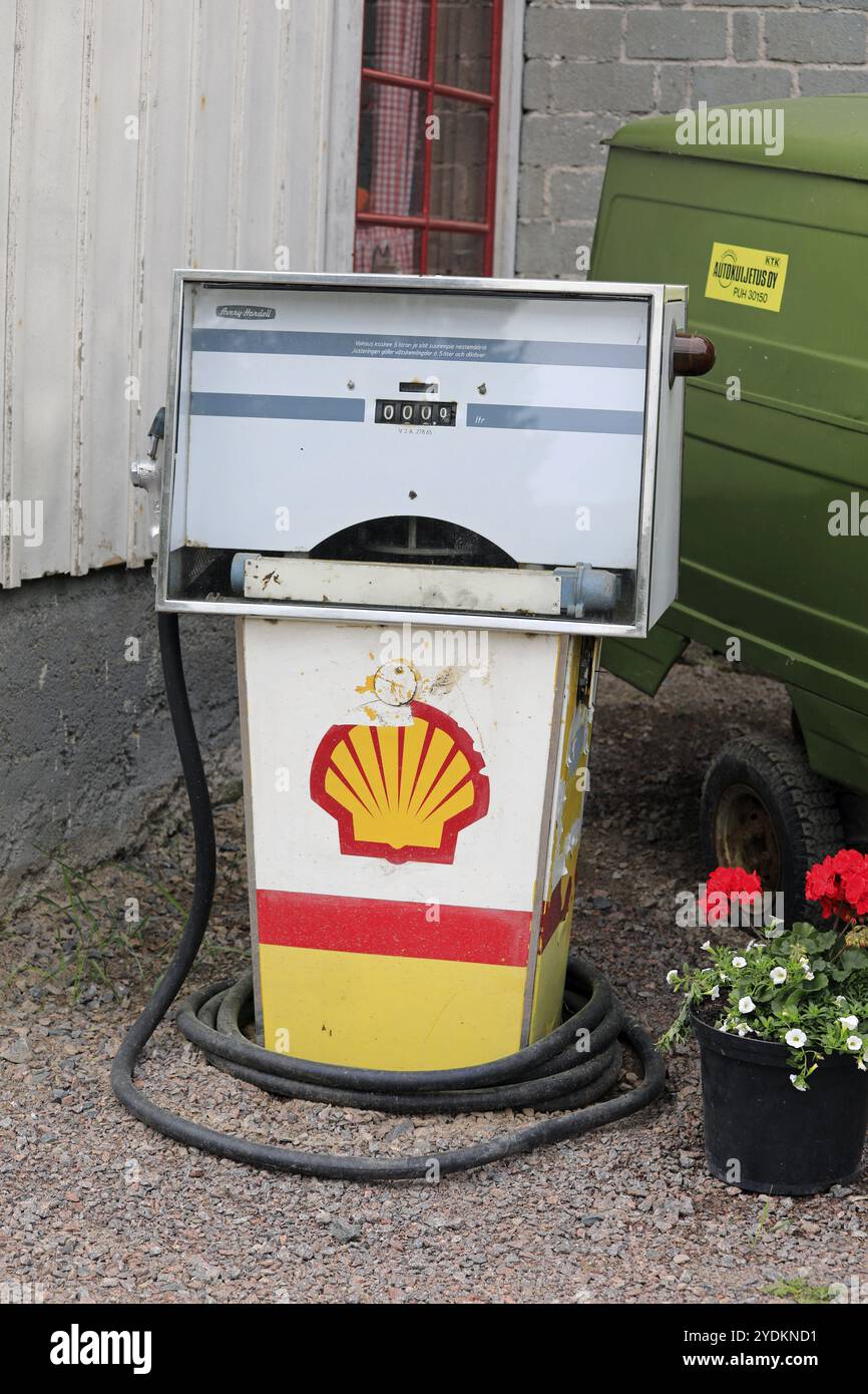 Old Shell Benzinpumpe Kraftstoffspender von Avery-Hardoll auf einem Hof. Riihikoski, Finnland. Juni 2022 Stockfoto