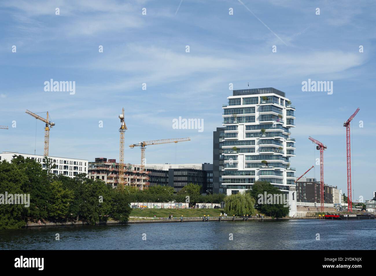 24.06.2019, Berlin, Deutschland, Europa, Blick auf die luxuriösen Wohnhochhäuser am Spreeufer in Berlin-Friedrichshain, Europa Stockfoto