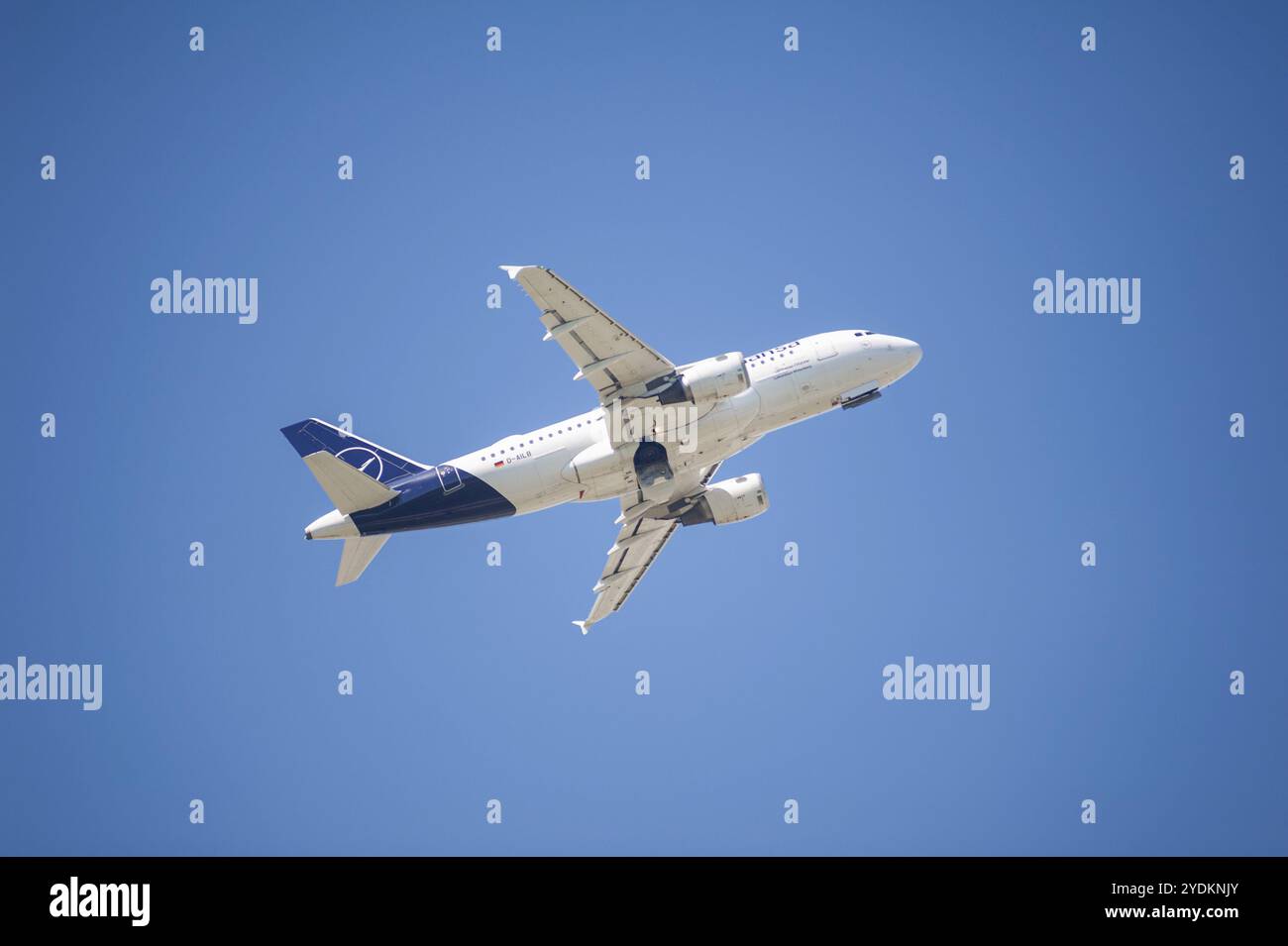 13.05.2024, Berlin, Deutschland, Europa, Ein Passagierflugzeug der Lufthansa CityLine Airbus A319-114 mit der Registrierung D-AILB startet von Berlin Brand Stockfoto