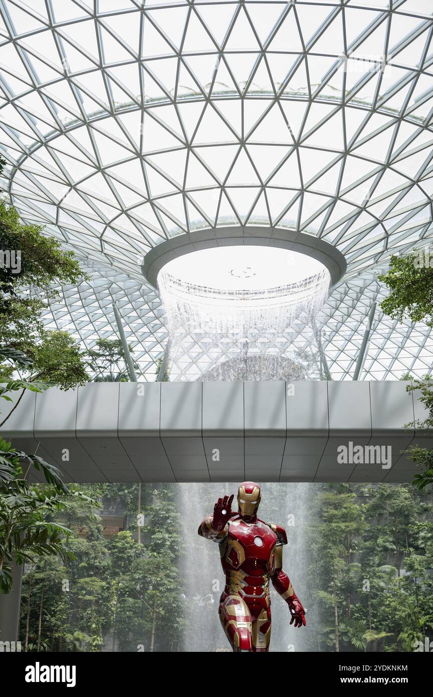 16.07.2023, Singapur, Republik Singapur, Asien, Blick in den Innengarten des Shiseido Forest Valley mit dem Regenwirbel des Innenwassers Stockfoto